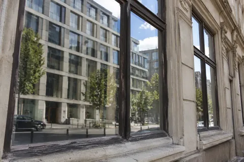 Fensterspiegelung am Bürohaus