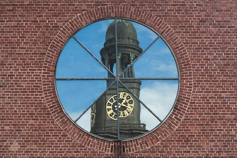 Reflection of St. Michaelis Church, Hamburg, Deutschland IMG 4822 edit