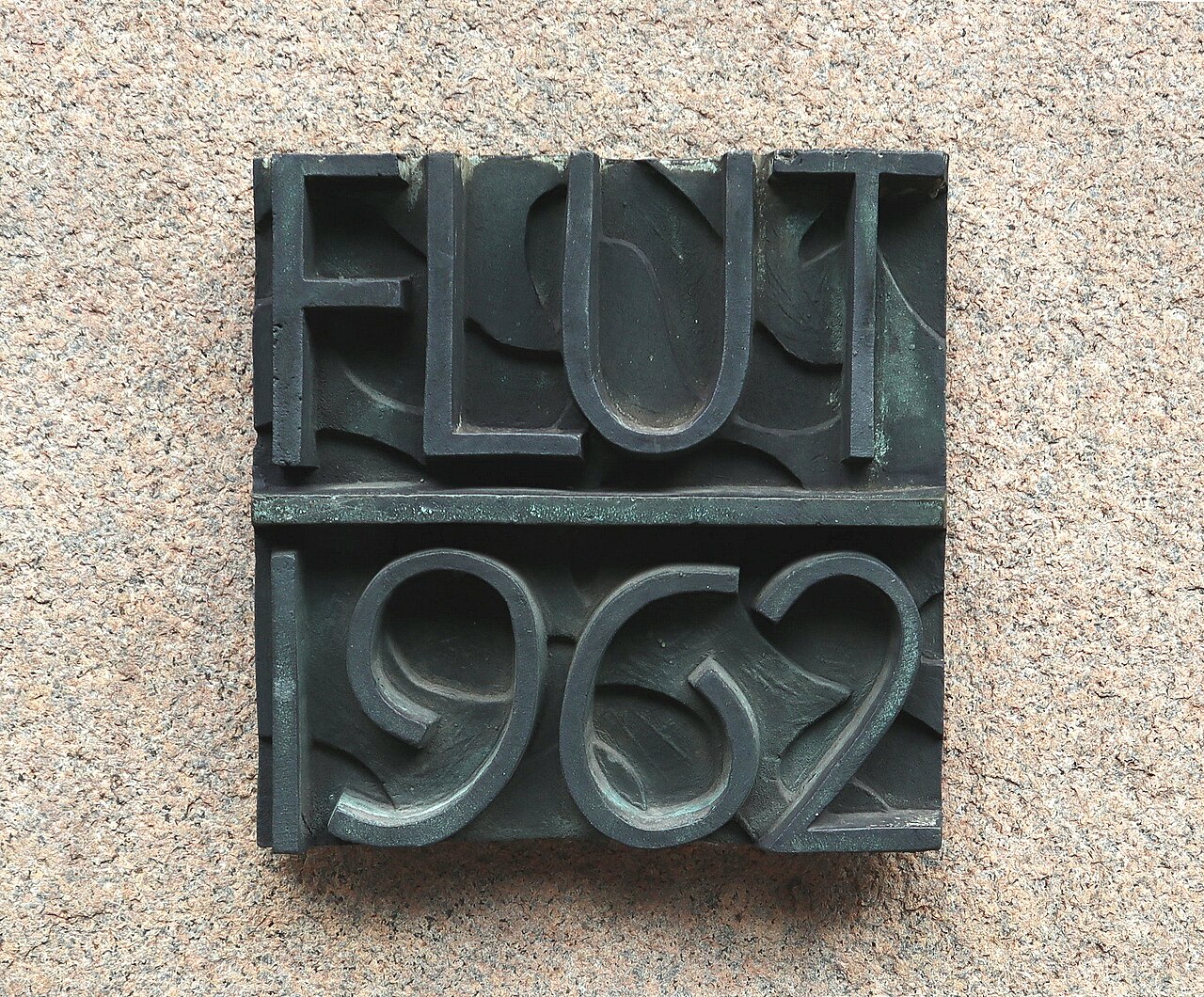 Flood level sign commemorating the North Sea flood of 1962 in Hamburg-Altstadt , at the former "Rödingsmarkthaus", Rödingsmarkt 27 .