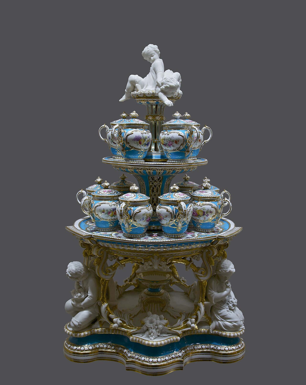 Centrepiece with cream jars of an english dessert service. Colored paintings on the glaze, with gold accents. Herbert Minton & Co Manufacture, Stoke-on-Trent, Great-Britain, 1851. 