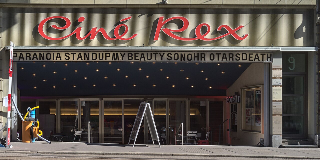 »Kino REX« in Bern: Entrance at Schwanengasse 9 with seating on the sidewalk. The cinema has been run by the Cinéville association since 2015. In February 2022, the radio play fest