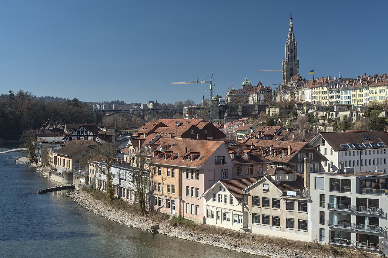 View from the Nydegg Bridge on the southeastern part of the historic old town of Bern. At the top right is the tower of the Berner Münster. In the foreground the river Aare flows a