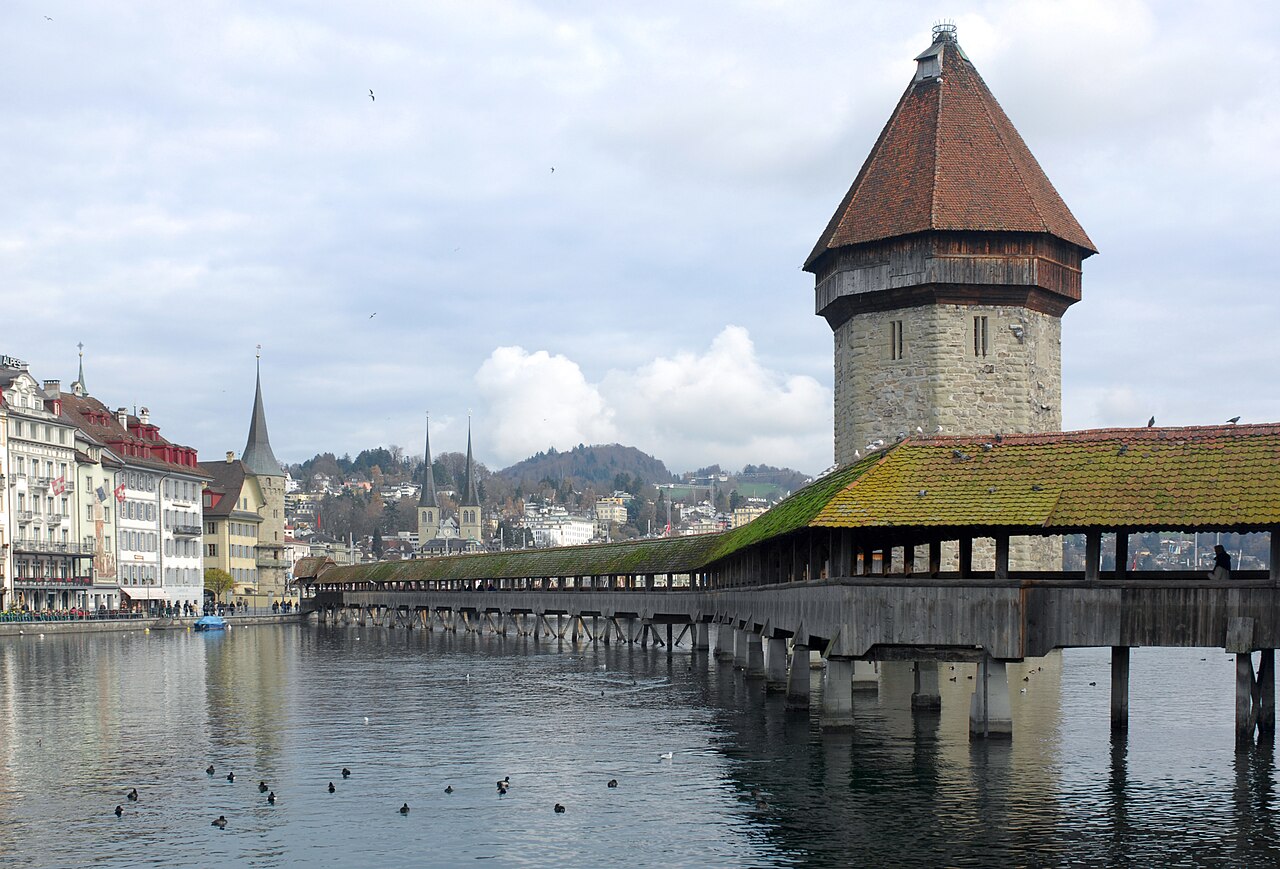 The Chapel Bridge ( Kapellbrücke ) in Lucerne , Switzerland.
